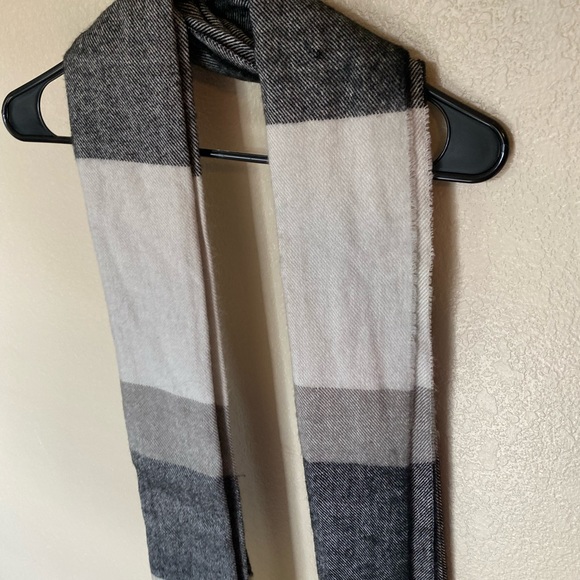 Grey plaid scarf - Picture 3 of 3